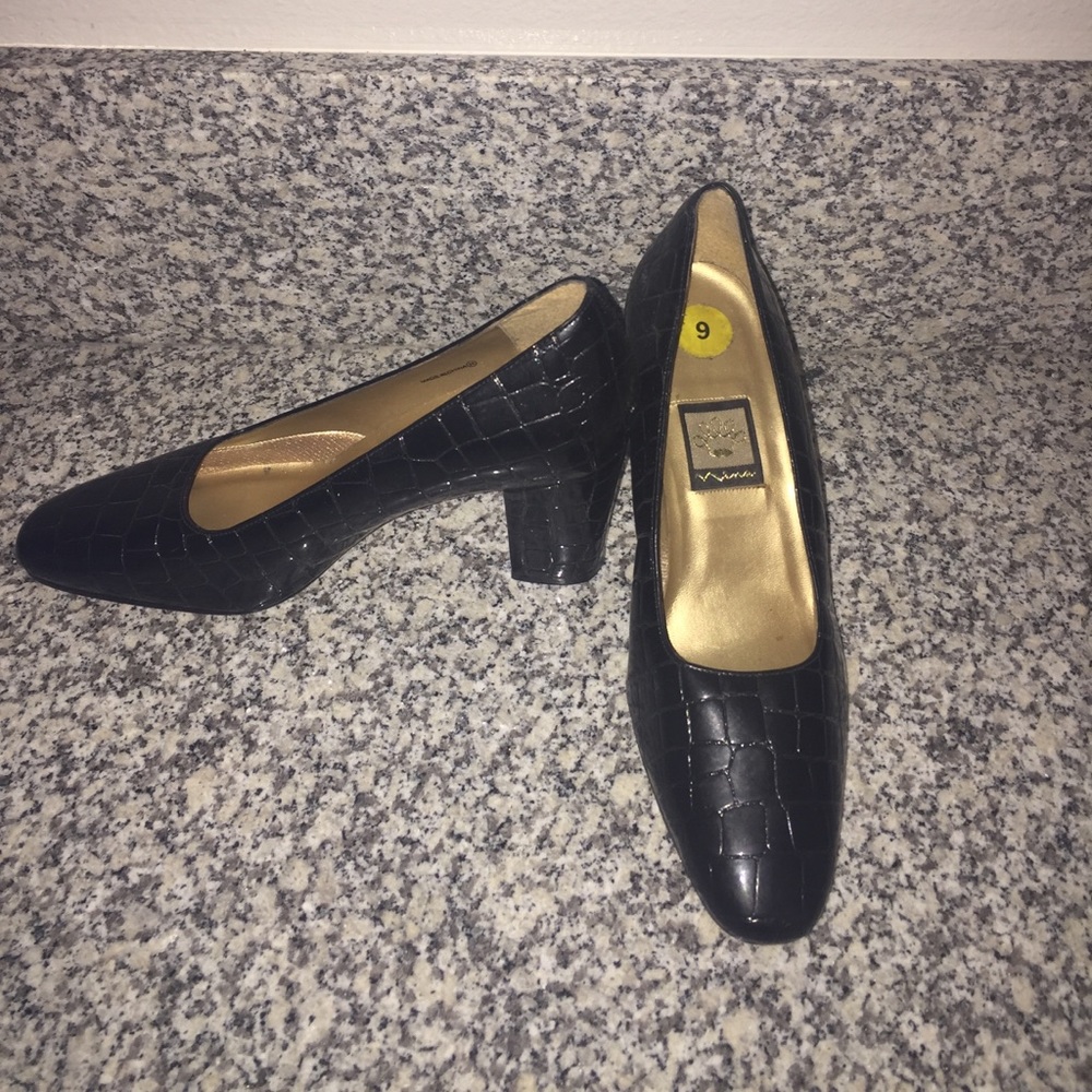 Nina Black Patent Crocodile Embossed Pumps Sz 9